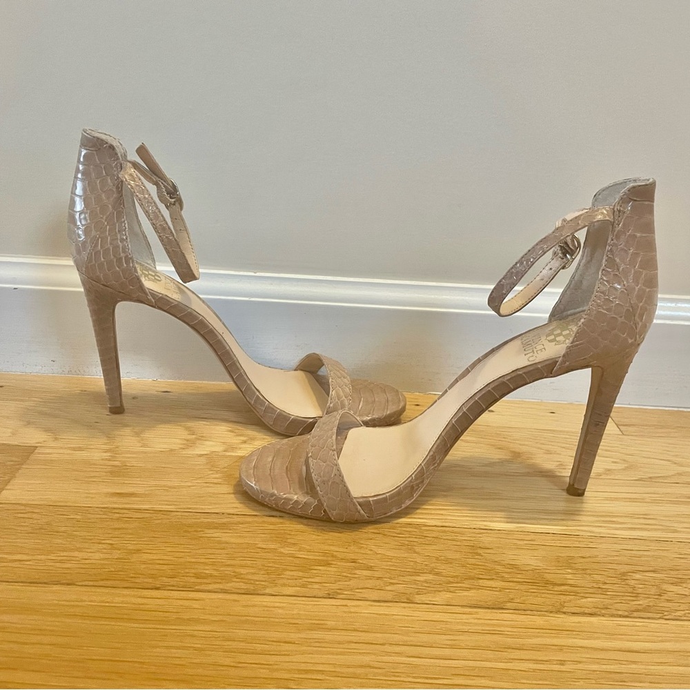 Vince Camino Beige Snakeskin ankle strap sz 7.5
